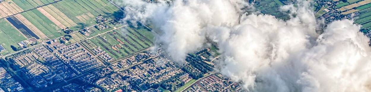 Luchtfoto wolk die schaduw op Nederland werpt