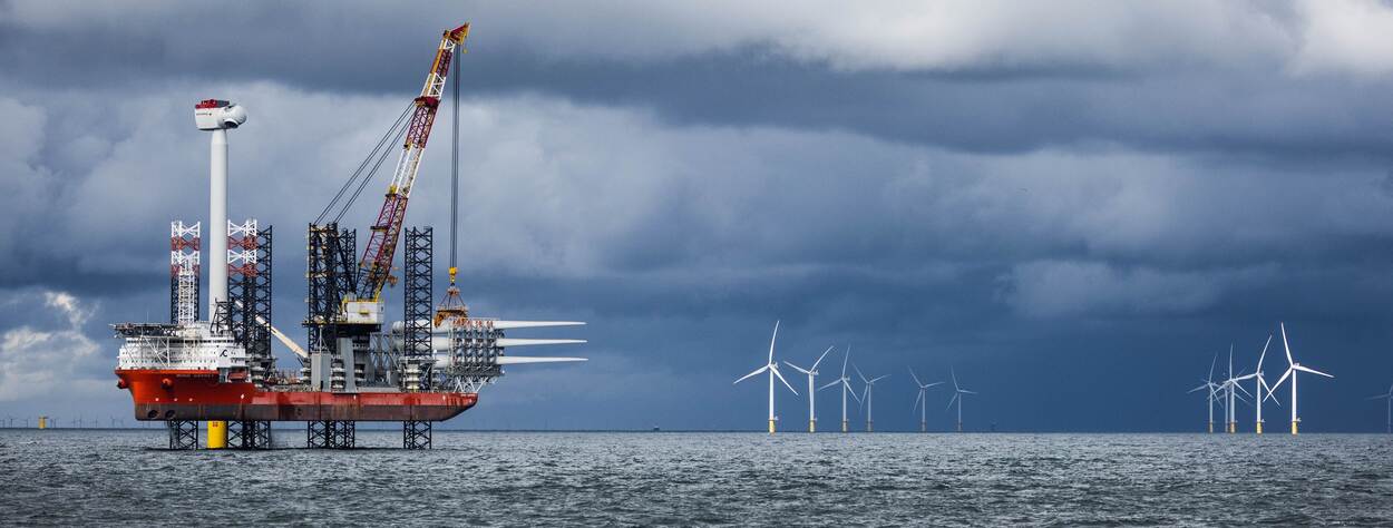 Schip in de Noordzee in de buurt van een windmolenpark