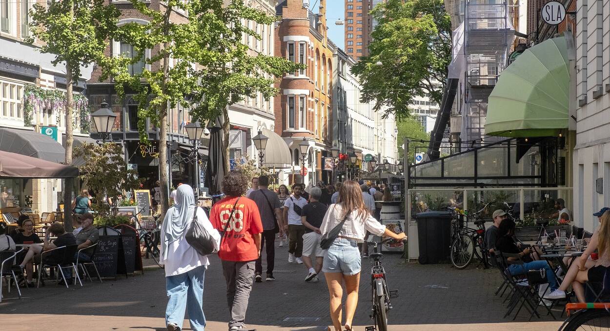 Mensen in de winkelstraat